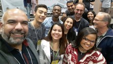 #pratodosverem: Imagem mostra estudantes e servidores do Instituto Federal ao lado de Amyr Klink, após palestra do navegador e escritor no III Conemb