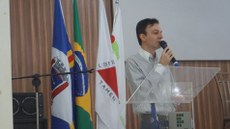 #pratodosverem: Imagem mostra Benedito Carvalho falando ao microfone durante formatura do Campus Santos Dumont em 2018