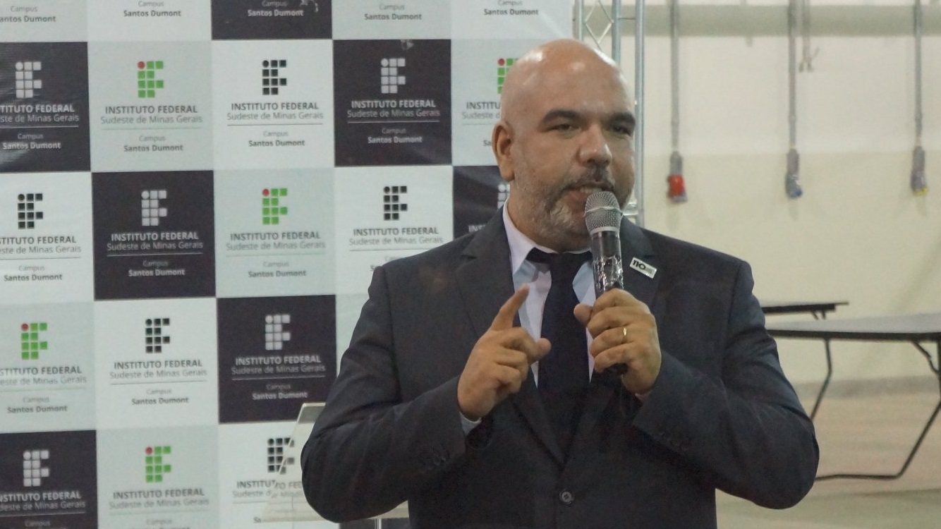 Professor André Diniz durante formatura no Campus Santos Dumont em 2019.jpg