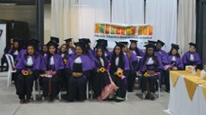 #pratodosverem: Imagem mostra formandas durante a solenidade de conclusão da terceira turma do curso de Assistente Escolar do Programa Mulheres Mil