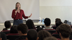 #pratodosverem: Imagem mostra registro da palestra da professora Laiz Perrut no auditório