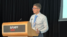 #pratodosverem: Imagem mostra professor Philipe apresentando o trabalho durante o congresso realizado em Banff, no Canadá. Foto: Arquivo pessoal (Philipe Pacheco).