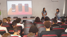 #pratodosverem: A técnica de Planejamento e Programação de Manutenção Jéssica Alves Pereira e a analista de Recursos Humanos Renata Lima de Sá Barreto, da ArcelorMittal JF, conversam com estudantes no auditório do IF