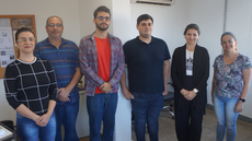 #pratodosverem: Imagem mostra servidora Raquel Cavalcante, diretor-geral Sandro Farias, professor Ronny Rodrigues Júnior, formando Felipe Ramon de Araújo Ribeiro, servidora Maria Cristina Lima e professora Monalisa Reis, logo após a sessão solene de colação de grau em gabinete