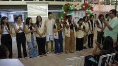 #pratodosverem: Imagem mostra professor Tiago Fávero e estudantes do curso técnico em Guia de Turismo que apresentaram o Campus Santos Dumont a ingressantes e familiares