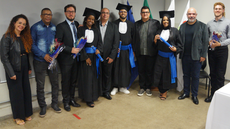 #pratodosverem: Imagem mostra integrantes da mesa de honra da solenidade ao lado de formandos da Licenciatura em Matemática