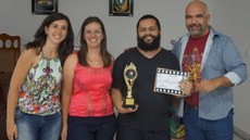 #pratodosverem: Imagem mostra premiação do primeiro festival Curtarte, com as professoras Priscila Guedes e Simone Muller, o cineasta João Rabello (autor do filme Fortunato, vencedor do festival) e o diretor-geral do Campus Santos Dumont, professor André Diniz. O Cine IF, realizador do festival, foi um dos projetos de Extensão de destaque na instituição nos últimos anos.