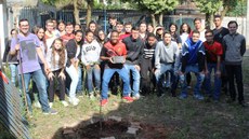 #pratodosverem: Imagem mostra grupo de estudantes e servidores do Campus Santos Dumont diante do ipê amarelo, plantado em comemoração aos 10 anos da Rede Federal