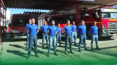 #ParaTodosVerem: imagem com os participantes do curso (homens e mulheres vestidos com calça jeans e blusa azul)perfilados para a foto ao lado de um caminhão dos bombeiros.