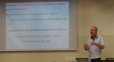 #pratodosverem: Imagem mostra vice-coordenador do programa de Pós-Graduação em Educação Matemática da UFJF, professor Marco Antônio Escher, durante palestra a alunos do Campus Santos Dumont