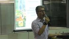 #pratodosverem: A imagem mostra o professor Helton Nonato ministrando palestra sobre Bioeconomia