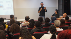 #pratodosverem: Imagem mostra Thales e Rael, da MRS, durante palestra no auditório do Campus Santos Dumont