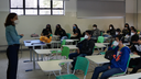 #pratodosverem: Imagem mostra psicóloga Luciana Sarmento conversando com estudantes de Eletrotécnica durante última palestra sobre Psicologia Escolar.