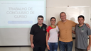 #pratodosverem: Imagem mostra tela de apresentação do Trabalho de Conclusão de Curso, o professor Gustavo Rosseti, a aluna concluinte Layla Barbosa e os professores José Henrique Chaves e Luciano Gonçalves.