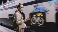 #pratodosverem: Imagem mostra mulher, de máscara, esperando o metrô