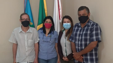 #pratodosverem: Imagem mostra vice-prefeito de Ewbank da Câmara, Carlos Mariano Ferreira, a secretária de Administração, Maria Regina de Oliveira, a a diretora de Extensão, Pesquisa, Pós-Graduação e Inovação e também diretora-geral substituta do Campus Santos Dumont, professora Lívia Meneguitte Ávila, e o prefeito de Ewbank da Câmara, José Maria Novato.
