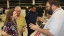 #pratodosverem: Imagem mostra estudante da Licenciatura em Matemática Eduardo Faria conversando com visitantes sobre jogos desenvolvidos para o Laboratório de Matemática pedagógico e inclusivo do Campus Santos Dumont. Licenciatura em Matemática é o curso superior ofertado pela unidade neste Processo Seletivo.
