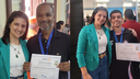#pratodosverem: Imagem mostra aluno Hugo Santana e professor Oscimar dos Reis, com as respectivas certificações, ao lado da pedagoga Maria Cristina Lima