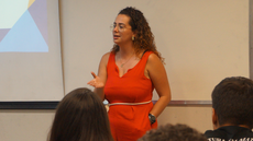 #pratodosverem: Imagem mostra professora Monalisa Reis durante apresentação no Campus Santos Dumont