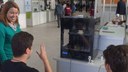 #pratodosverem: Imagem mostra professora Lívia e alunos do Campus Santos Dumont durante atividade realizada com a impressora 3D