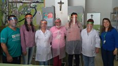 #pratodosverem: Imagem mostra seis funcionários da Unidade Básica de Saúde do Boa Vista e, à direita, a professora Lívia Ávila