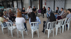 #pratodosverem: Imagem mostra reunião pedagógica, com cadeiras dispostas em formato circular, no pátio do Bloco 1 do Campus Santos Dumont