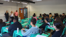 #pratodosverem: Imagem mostra profissionais do Cras conversando com estudantes do 1º ano de Eletrotécnica em uma sala de aula.