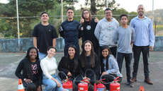 #pratodosverem: Imagem mostra aprendizes do Instituto Joaquim Soares de Oliveira e servidores do IF Sudeste MG após palestra sobre segurança.