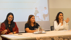 #pratodosverem: Imagem mostra mediadoras e estudantes Maria Clara Villanova e Andréia Alvim e a psicóloga Tuanne Coelho durante atividade no auditório do IF Sudeste MG