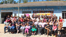 #pratodosverem: Imagem mostra integrantes da equipe e novas alunas do Programa Mulheres Mil à frente da fachada da Escola Municipal Maria da Glória de Carvalho Villanova