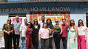 #pratodosverem: Imagem mostra integrantes da equipe e de projetos associados ao Programa Mulheres Mil à frente da fachada da Escola Municipal Maria da Glória de Carvalho Villanova