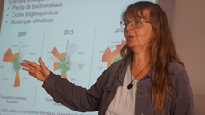 #pratodosverem: Imagem mostra bióloga alemã Elke Mannigel durante palestra no IF Sudeste MG.