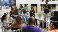 #pratodosverem: Imagem mostra dinâmica durante aula do projeto "Culturando em Libras", com condução do intérprete de Língua Brasileira de Sinais Aguilar Ribeiro.