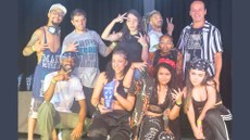 #ParaTodosVerem: foto dos integrantes da equipe composta por homens e mulheres, recebendo o troféu de terceiro lugar no concurso de danças urbanas.