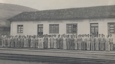 #pratodosverem: Imagem mostra fachada da antiga Escola Profissional Fernando Guimarães e os então estudantes da instituição
