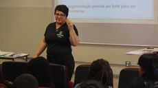 #pratodosverem: Imagem mostra professora Josiane Netto, de frente para os estudantes, explicando a eles procedimentos para fazer uma boa redação.