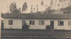 #pratodosverem: Imagem mostra fachada da antiga Escola Profissional Fernando Guimarães. Primeira instituição de ensino profissionalizante em Santos Dumont foi criada em 1941.