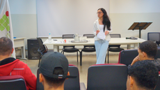 #pratodosverem: Imagem mostra psicóloga Bruna Mariane dialogando com estudantes de Mecânica