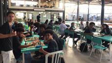 #pratodosverem: Imagem mostra atividade de xadrez no Bloco 1 do Campus Santos Dumont; Clube de Xadrez é um dos projetos que oferecem oportunidades.
