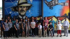 #pratodosverem: Imagem mostra participantes do II Torneio de Xadrez do Campus Santos Dumont em frente ao mural artístico da unidade do IF Sudeste MG