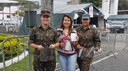 pratodosverem Imagem mostra duas profissionais de Saúde do Quarto Esquadrão de Cavalaria Mecanizado de Santos Dumont e professora Lívia Ávila, do IF.jpeg