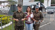 #pratodosverem: Imagem mostra duas profissionais de Saúde do Quarto Esquadrão de Cavalaria Mecanizado de Santos Dumont e professora Lívia Ávila, do IF