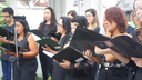 #pratodosverem: Imagem mostra componentes do Coral do Projeto Musicando, em 2022, durante apresentação no IF Sudeste MG.