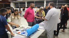 #pratodosverem: Imagem mostra alunos da Licenciatura em Matemática apresentando jogos didáticos a convidados durante I Semana da Matemática do Campus Santos Dumont