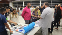 #pratodosverem: Imagem mostra alunos da Licenciatura em Matemática apresentando jogos didáticos a convidados durante I Semana da Matemática do Campus Santos Dumont