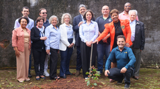 #pratodosverem: Imagem mostra comitiva do Rotary Club e representantes da direção do Campus Santos Dumont do IF Sudeste MG no Bloco 3 da instituição, onde foi plantada uma amoreira