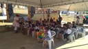 #pratodosverem: Imagem mostra grupo de crianças sentadas sub uma tenda e acompanhando atividade de contação de histórias. Foto: Iara Nascimento.