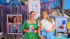#pratodosverem: Imagem mostra professoras Sarah Munck e Geísa Vidal durante lançamento dos livros "O diagnóstico do espelho" e "Peregrina em voo noturno"