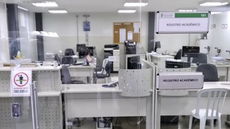 #pratodosverem: Imagem mostra parte da sala da Coordenação de Registros Acadêmicos do Campus Santos Dumont, com mesas, computadores e espaço para atendimento.