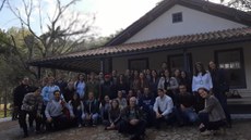 #pratodosverem: Imagem mostra estudantes do curso técnico em Guia de Turismo em frente à Casa Natal de Alberto Santos Dumont no Museu de Cabangu. O curso técnico em Guia de Turismo será oferecido pelo IF Sudeste MG em duas modalidades no Processo Seletivo: integrado ao Ensino Médio e subsequente a distância